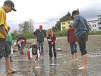 Selbst in den rauhen Wellen der Salzach bei Laufen bleiben die Solarboote oben auf